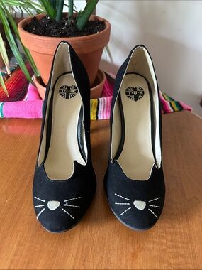 T.U.K - Black Cat-Embroidered Suede Pumps